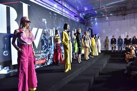  Bangkok Fashion Week 2019: Kirjava ja Ekstravagantti Kansainvälinen Tilaisuus Joka Muutti Thaimaan Muodin Maisemaa Ainaiseksi