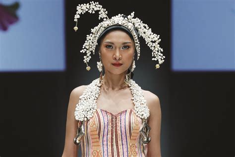 Jakarta Fashion Week 2018: Kirjava räjähdys väriä ja rohkeita muotoiluratkaisuja Indonesiassa